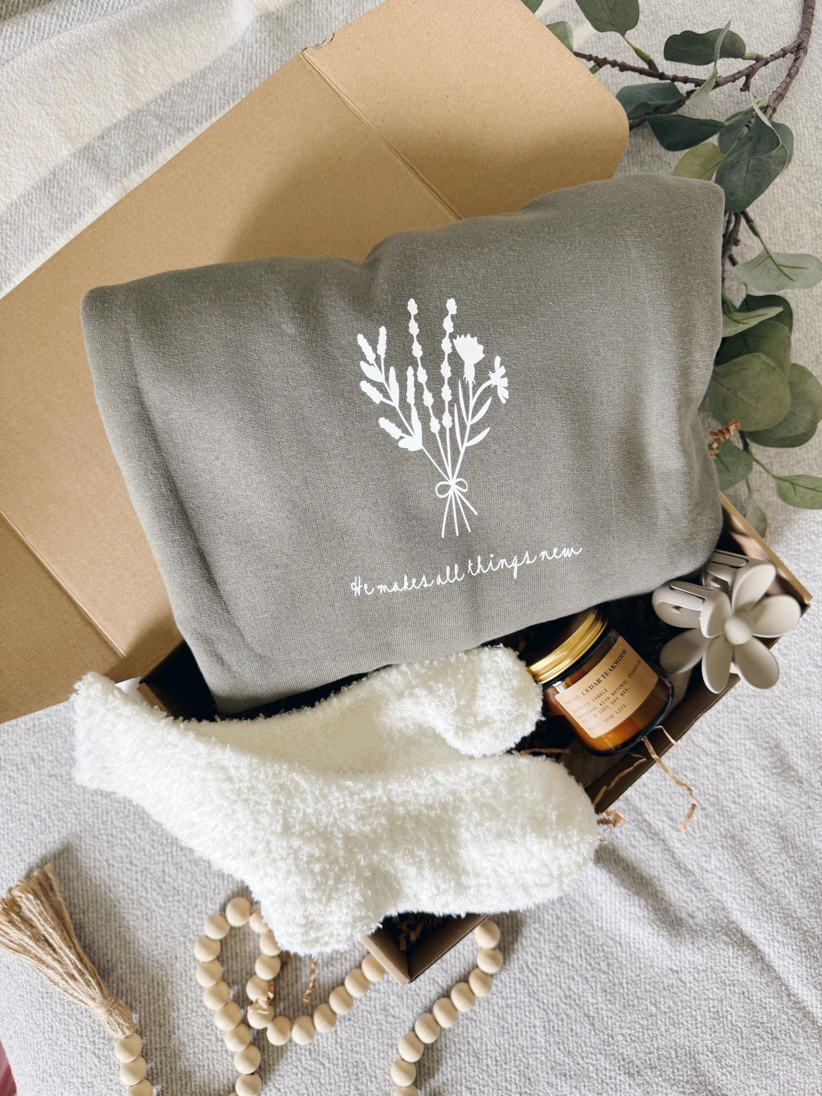 Personalized Crewneck Gift Box / Custom Glass Mason Jar Tumbler with Handle, Candle, Fuzzy Socks, Bamboo Lid, Easy Gifts, Gifts for Her
