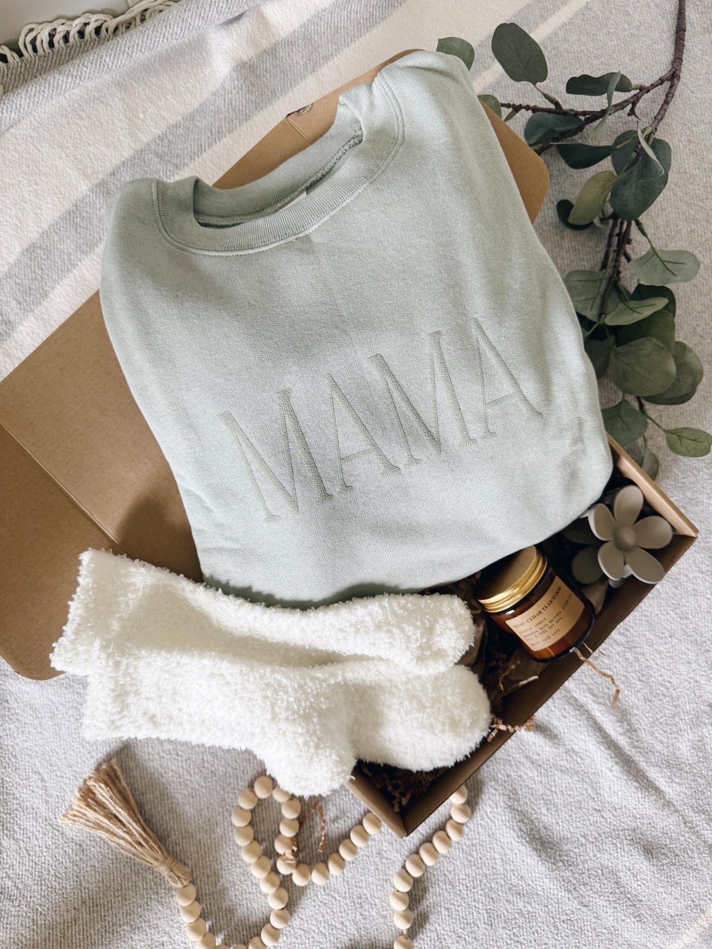 Personalized Mama Gift Box // Custom Crewneck, Fuzzy Socks, Candle, Flower Claw Clip, Easy Gifts for Her, Christmas Gift Boxes, Spa Kit Gift