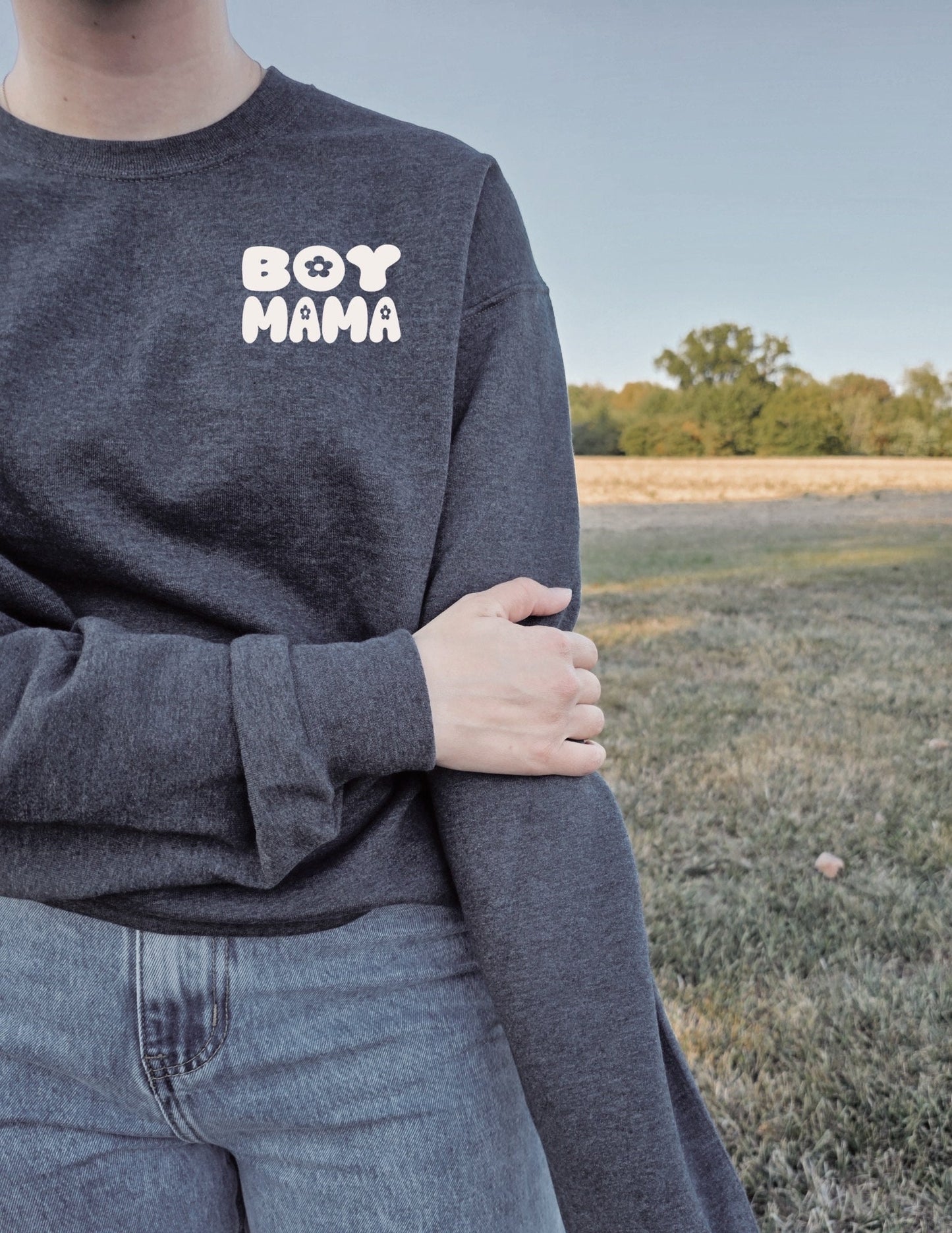 Personalized Mama Sweatshirt: Retro Flower, Custom Sleeve Name