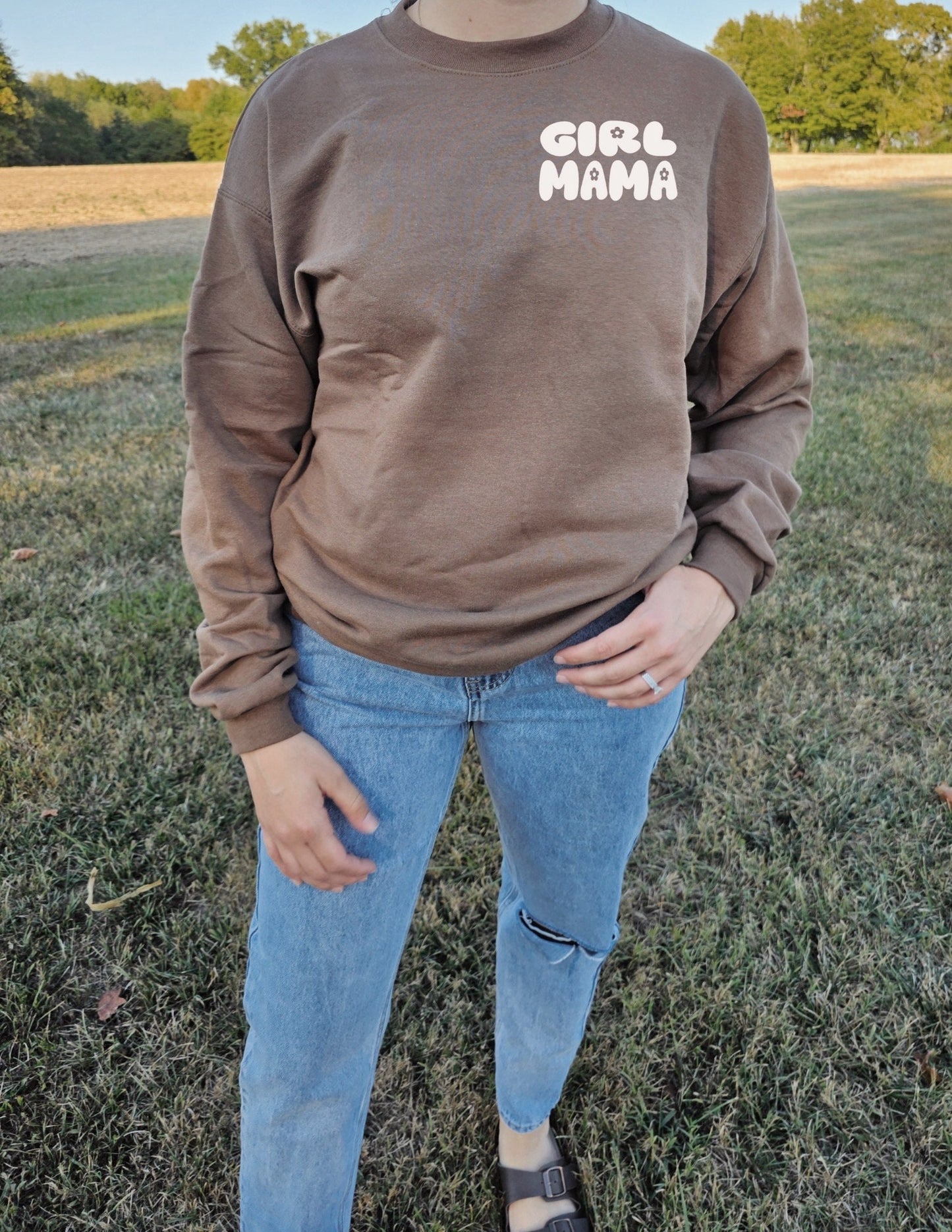Personalized Mama Sweatshirt: Retro Flower, Custom Sleeve Name
