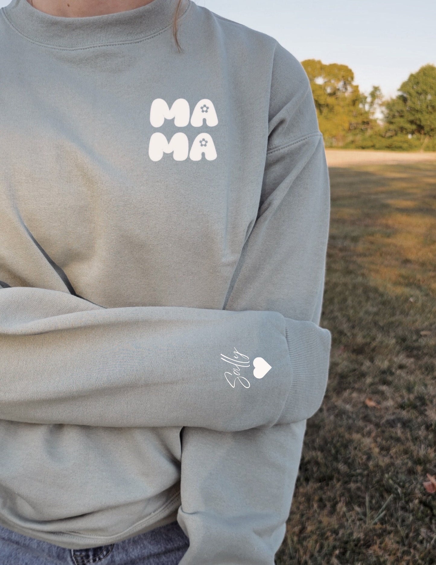 Personalized Mama Sweatshirt: Retro Flower, Custom Sleeve Name
